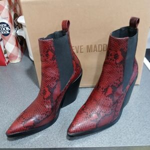 CAUTION BY STEVE MADDEN RED SNAKE CHELSEA BOOTS, NWOB, 6.5M